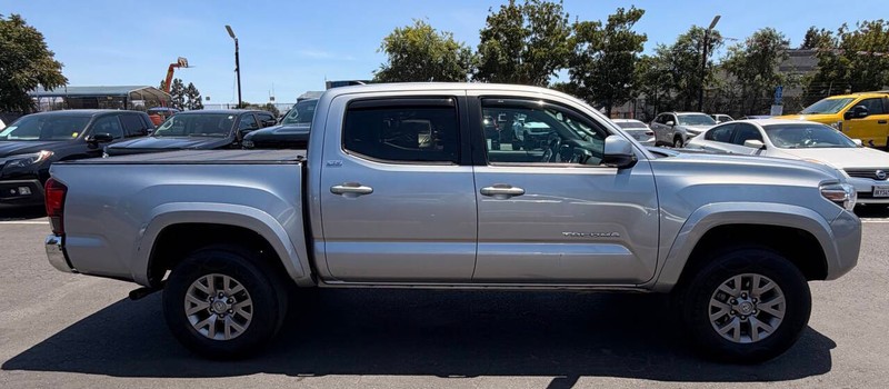 Toyota Tacoma 4WD Vehicle Full-screen Gallery Image 08