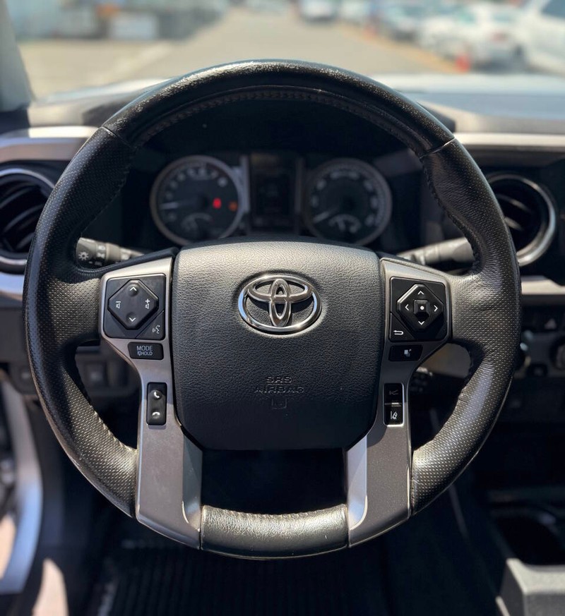 Toyota Tacoma 4WD Vehicle Full-screen Gallery Image 09