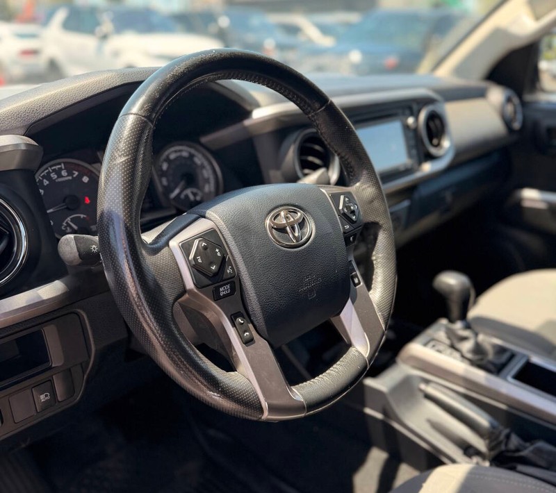 Toyota Tacoma 4WD Vehicle Full-screen Gallery Image 10