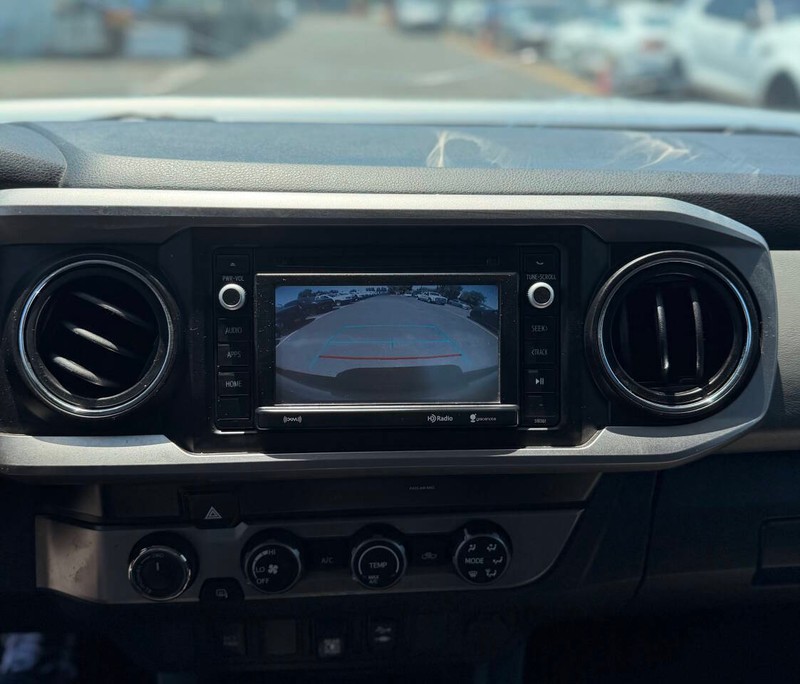 Toyota Tacoma 4WD Vehicle Full-screen Gallery Image 11