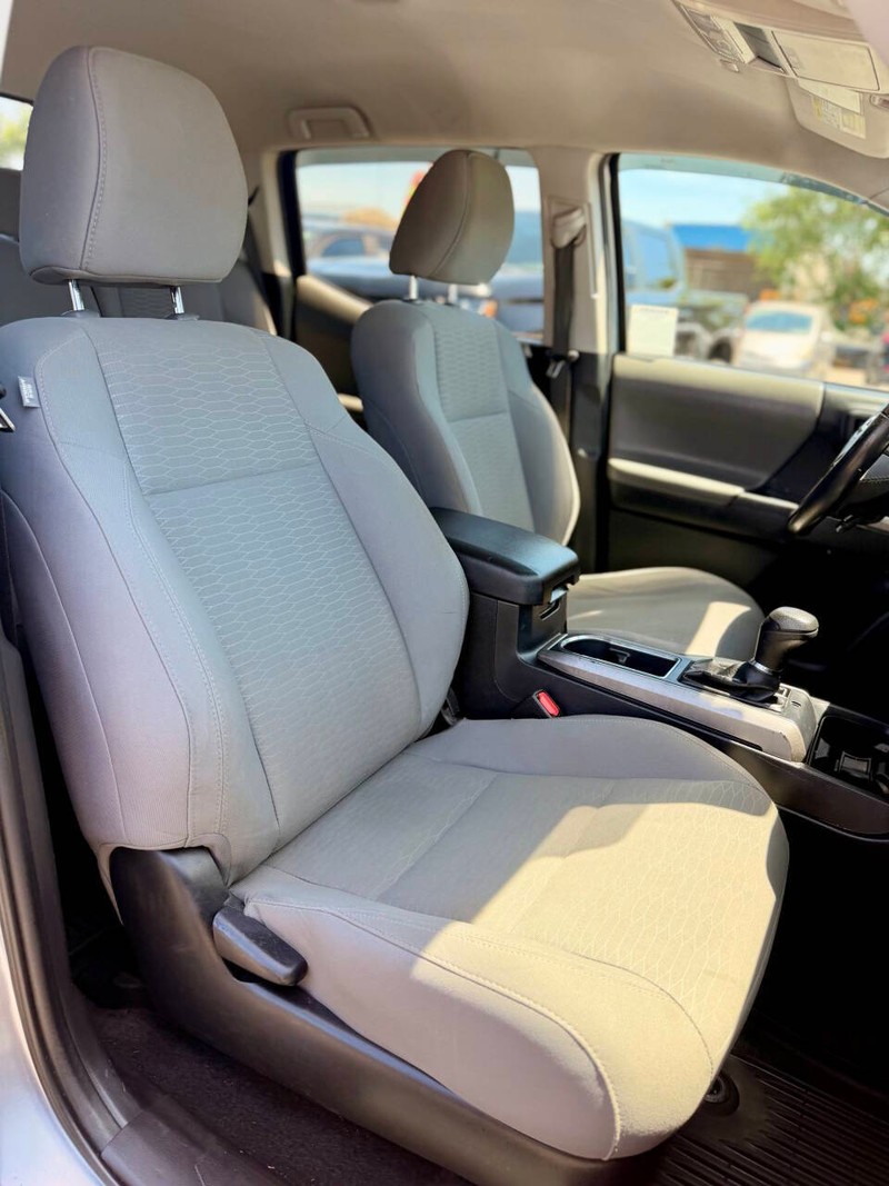 Toyota Tacoma 4WD Vehicle Full-screen Gallery Image 13