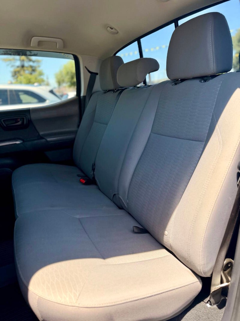 Toyota Tacoma 4WD Vehicle Full-screen Gallery Image 14