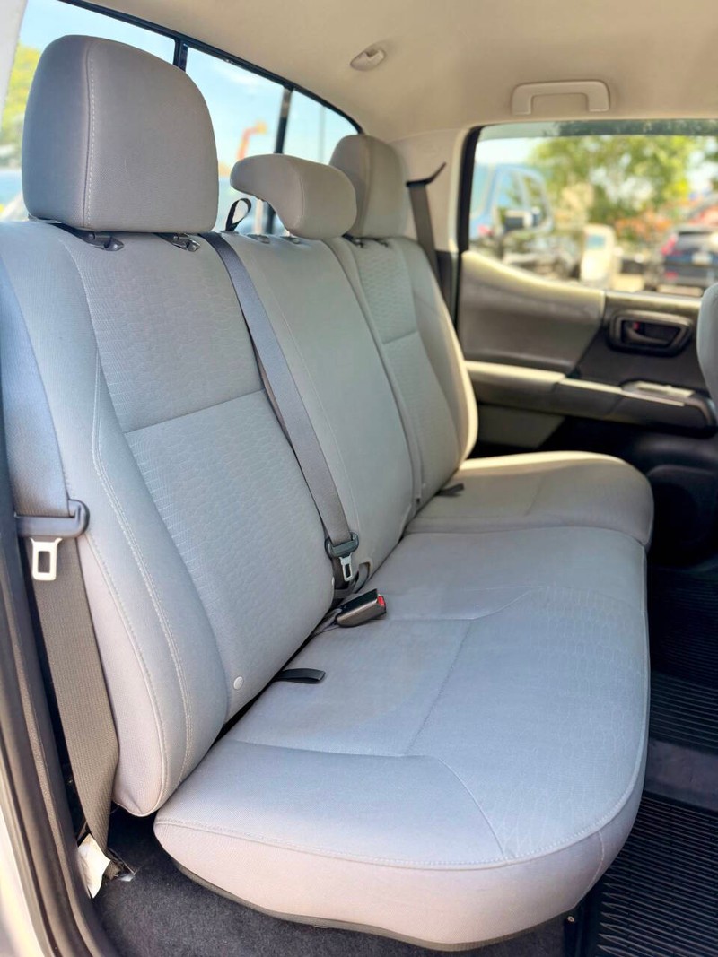 Toyota Tacoma 4WD Vehicle Full-screen Gallery Image 15
