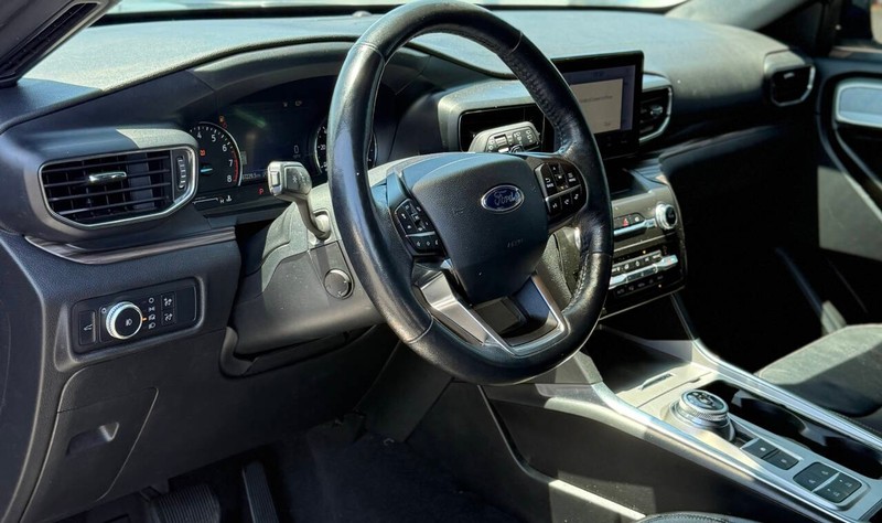 Ford Explorer Vehicle Full-screen Gallery Image 09