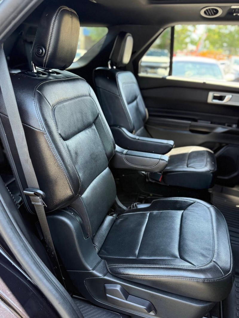 Ford Explorer Vehicle Full-screen Gallery Image 14