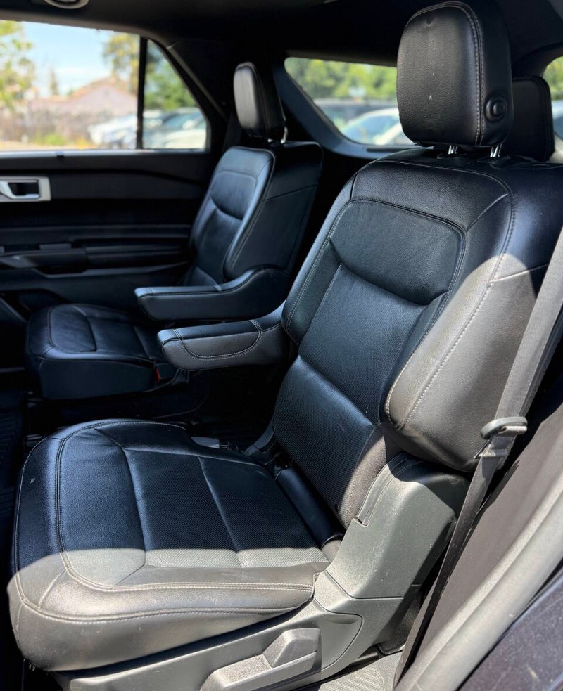 Ford Explorer Vehicle Full-screen Gallery Image 16
