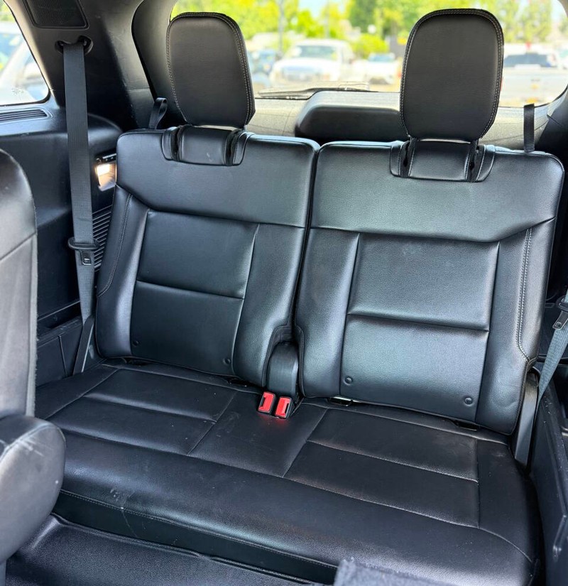 Ford Explorer Vehicle Full-screen Gallery Image 17