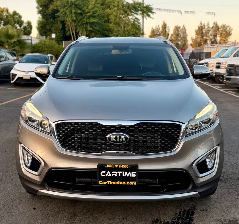 Kia Sorento Vehicle Full-screen Gallery Image 03