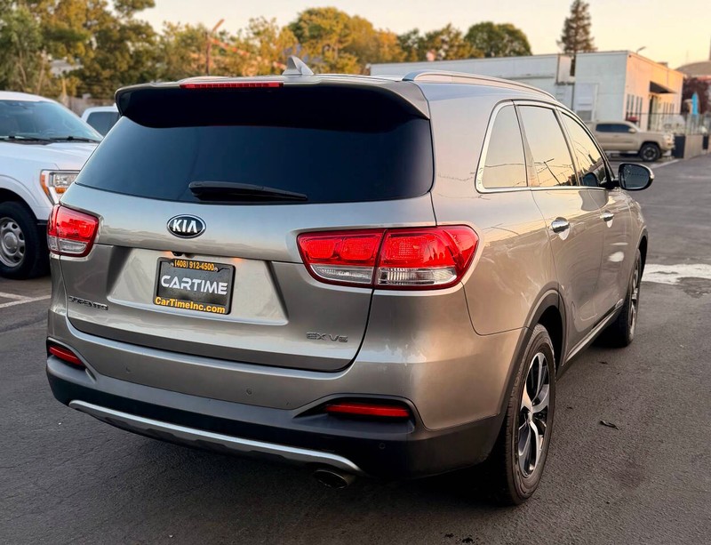 Kia Sorento Vehicle Full-screen Gallery Image 06