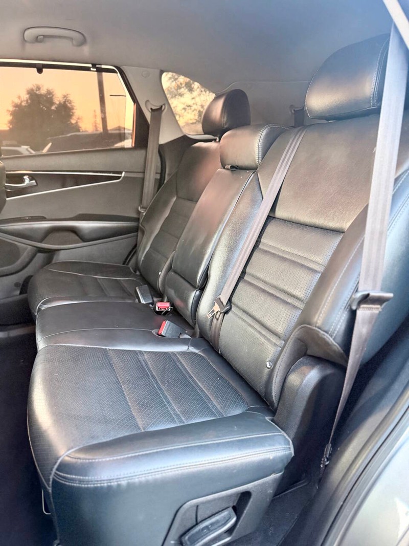 Kia Sorento Vehicle Full-screen Gallery Image 14