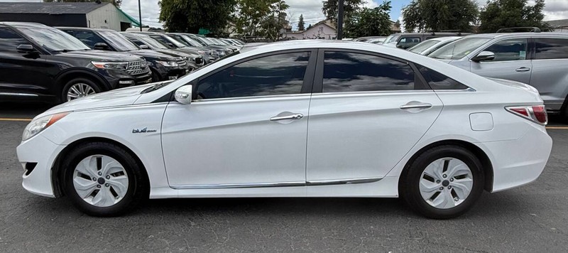 Hyundai Sonata Hybrid Vehicle Full-screen Gallery Image 04
