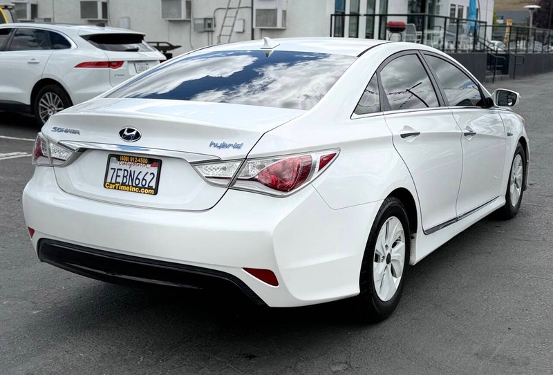 Hyundai Sonata Hybrid Vehicle Full-screen Gallery Image 06