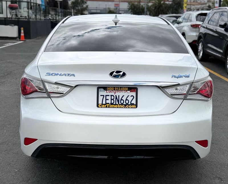 Hyundai Sonata Hybrid Vehicle Full-screen Gallery Image 07