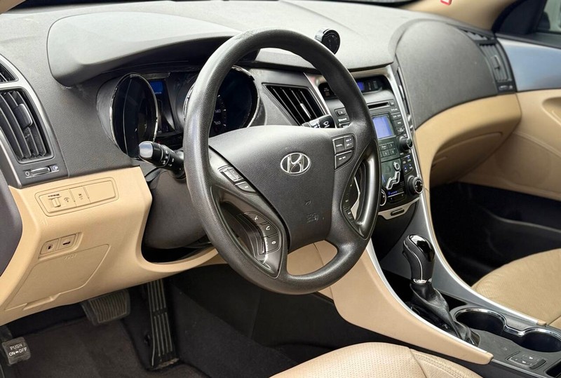 Hyundai Sonata Hybrid Vehicle Full-screen Gallery Image 09