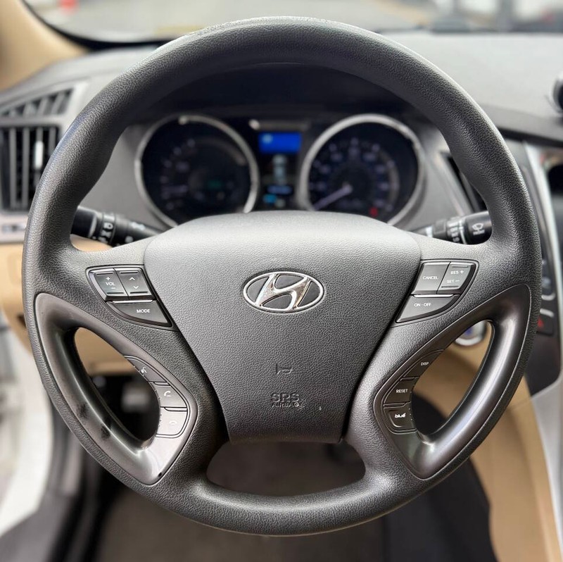 Hyundai Sonata Hybrid Vehicle Full-screen Gallery Image 10