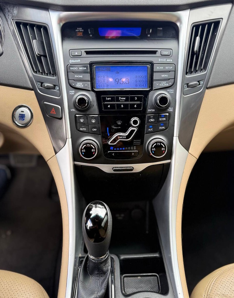 Hyundai Sonata Hybrid Vehicle Full-screen Gallery Image 11