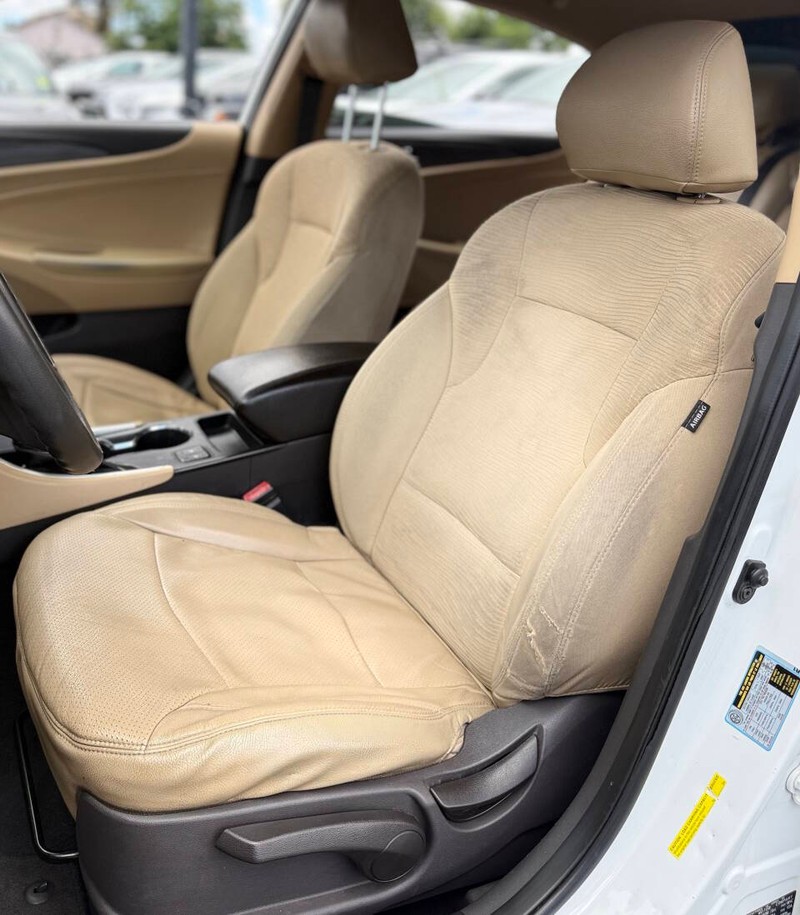 Hyundai Sonata Hybrid Vehicle Full-screen Gallery Image 12