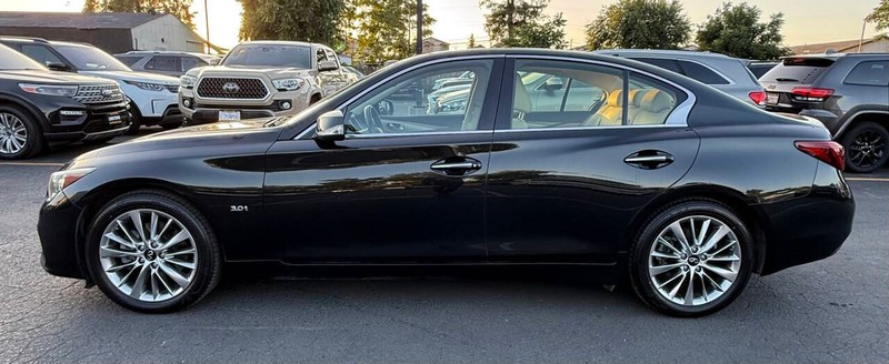 INFINITI Q50 Vehicle Full-screen Gallery Image 04