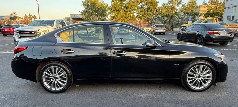 INFINITI Q50 Vehicle Full-screen Gallery Image 05