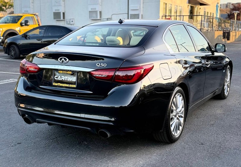 INFINITI Q50 Vehicle Full-screen Gallery Image 06