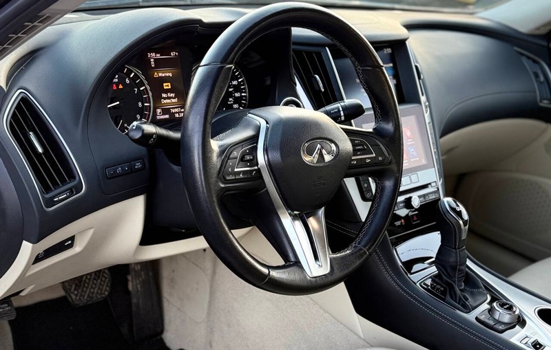 INFINITI Q50 Vehicle Full-screen Gallery Image 09