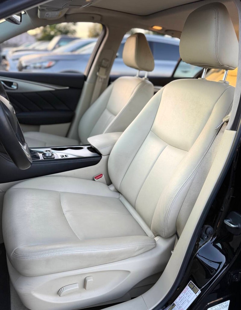 INFINITI Q50 Vehicle Full-screen Gallery Image 12
