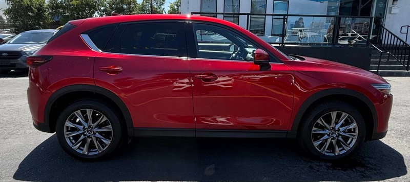 Mazda CX-5 Vehicle Full-screen Gallery Image 05