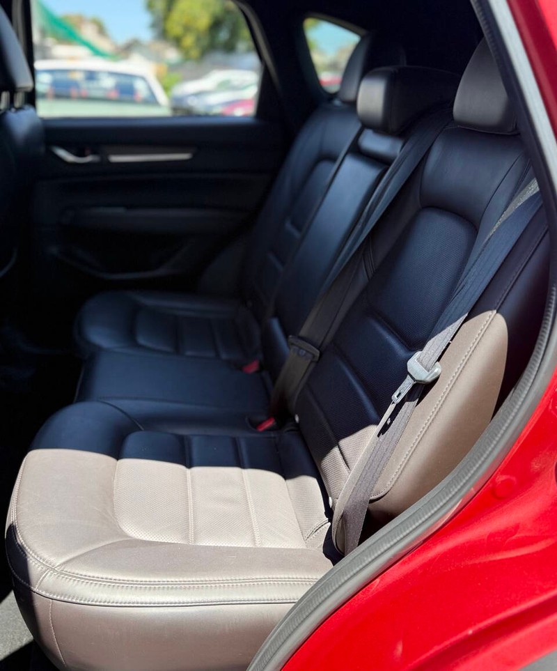 Mazda CX-5 Vehicle Full-screen Gallery Image 15