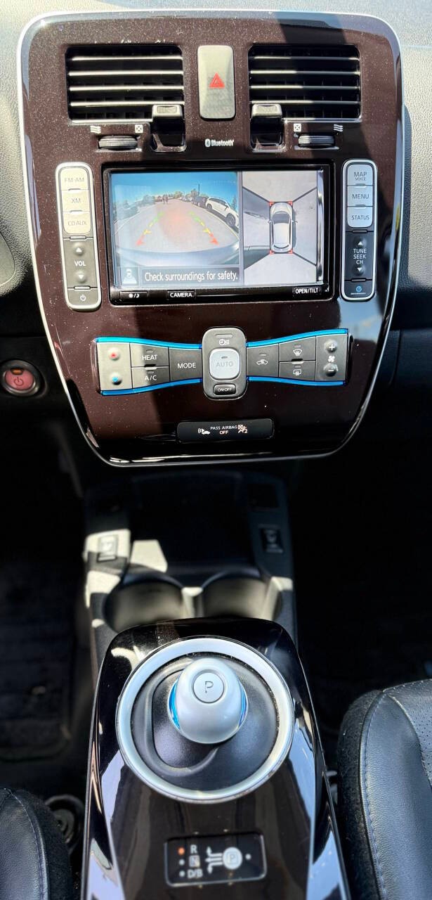 Nissan LEAF Vehicle Full-screen Gallery Image 11