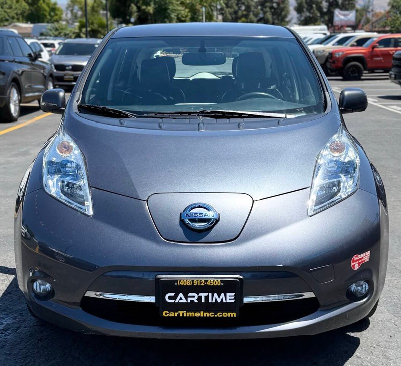 Nissan LEAF Vehicle Full-screen Gallery Image 03