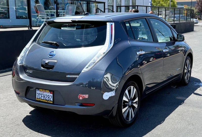Nissan LEAF Vehicle Full-screen Gallery Image 06
