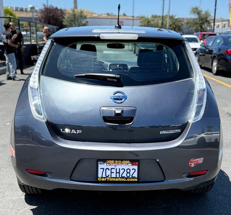 Nissan LEAF Vehicle Full-screen Gallery Image 07