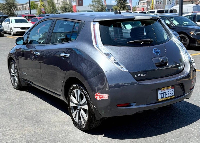 Nissan LEAF Vehicle Full-screen Gallery Image 08