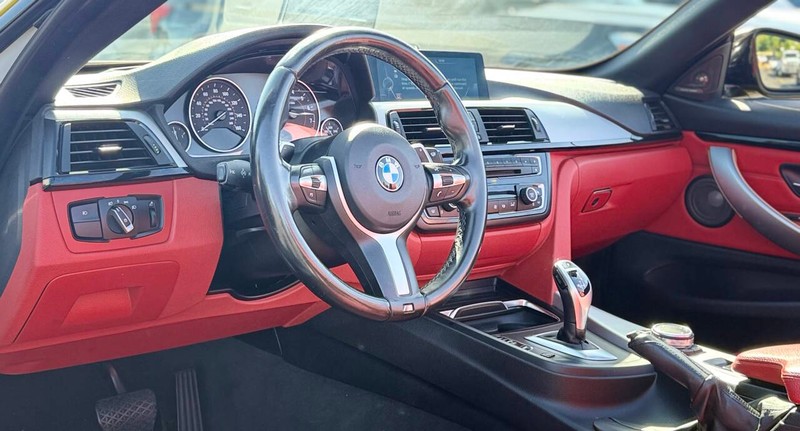 BMW 4 Series Vehicle Full-screen Gallery Image 09