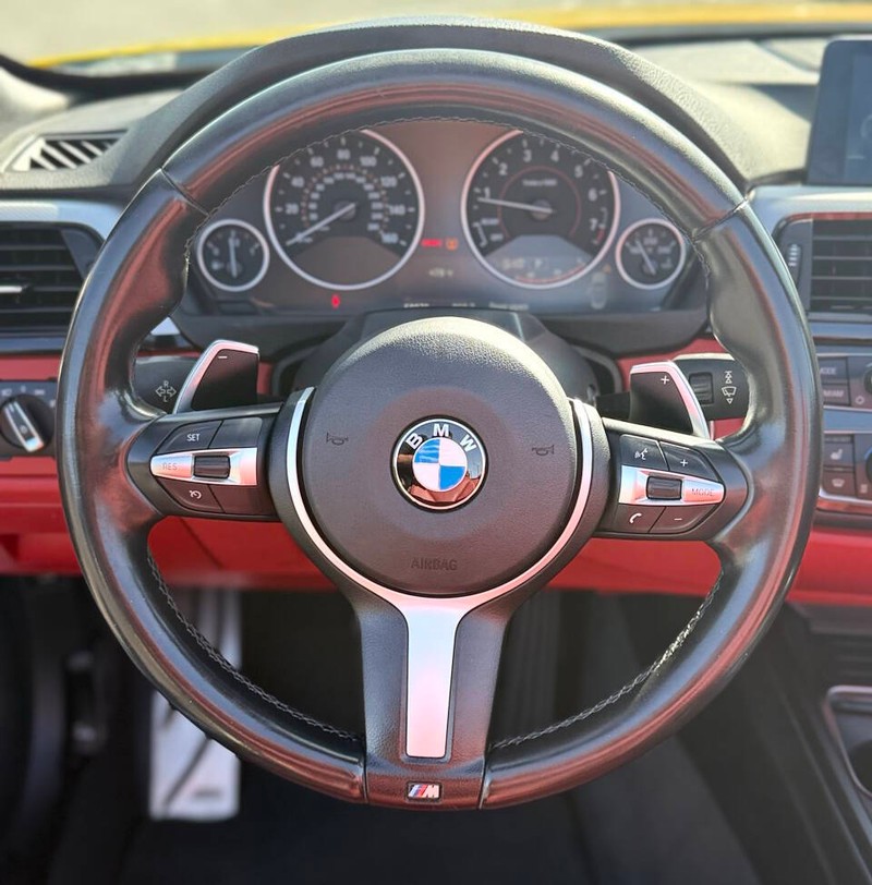 BMW 4 Series Vehicle Full-screen Gallery Image 10