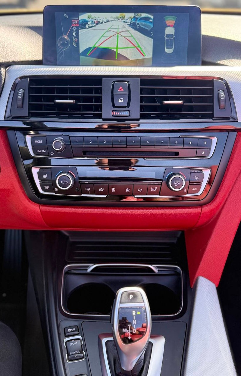 BMW 4 Series Vehicle Full-screen Gallery Image 11