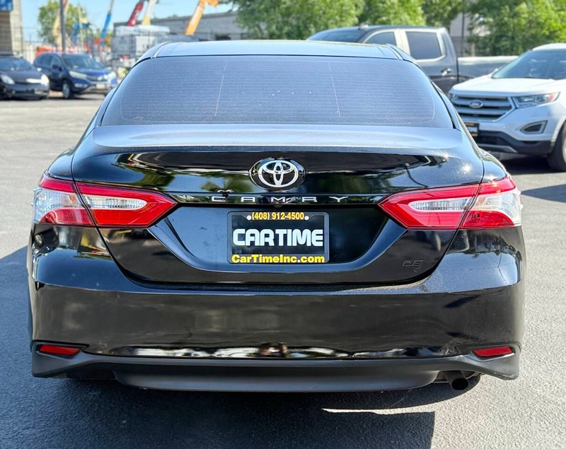 Toyota Camry Vehicle Full-screen Gallery Image 07