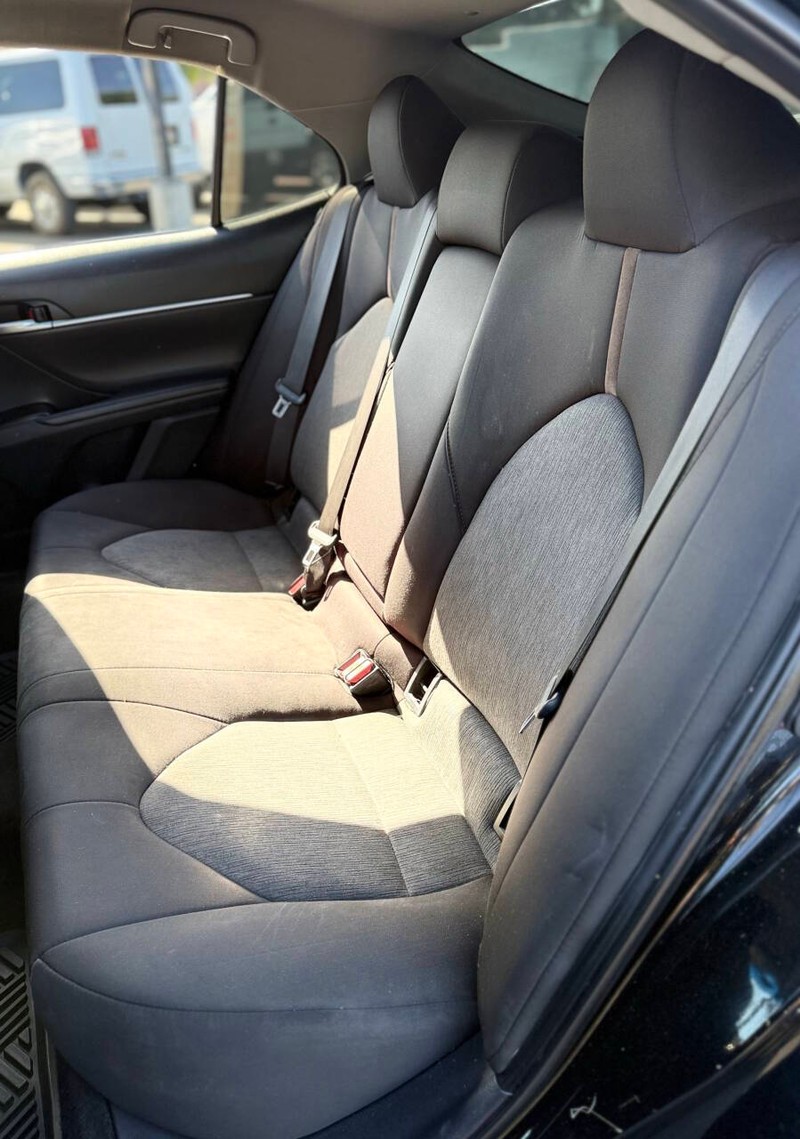 Toyota Camry Vehicle Full-screen Gallery Image 15