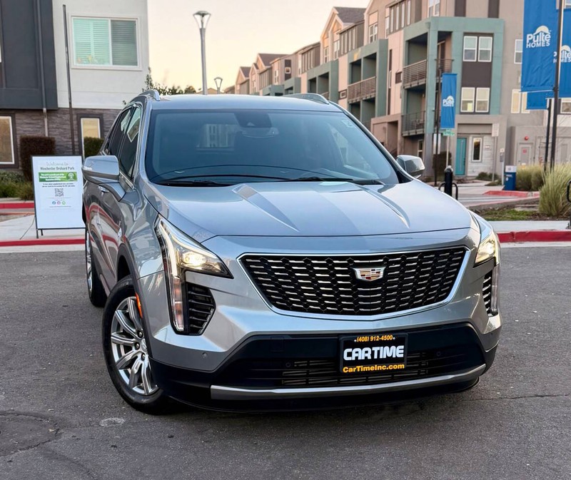 Cadillac XT4 Vehicle Full-screen Gallery Image 02