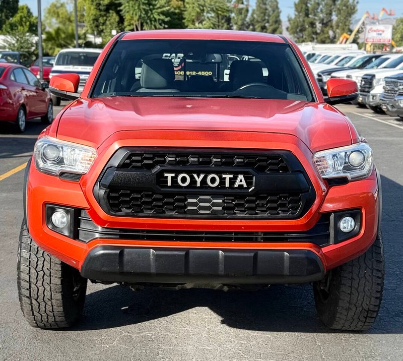 Toyota Tacoma Vehicle Full-screen Gallery Image 02