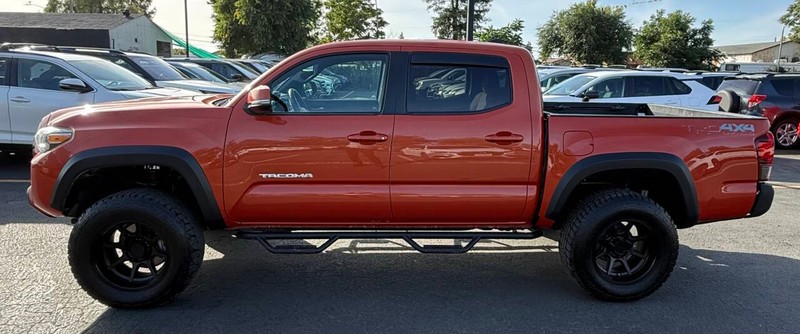 Toyota Tacoma Vehicle Full-screen Gallery Image 03