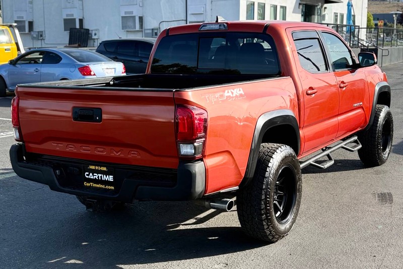 Toyota Tacoma Vehicle Full-screen Gallery Image 05