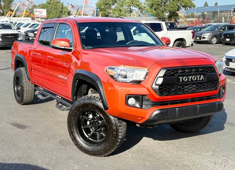 Toyota Tacoma Vehicle Full-screen Gallery Image 06