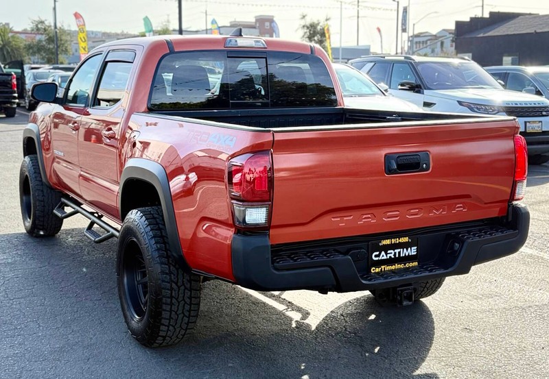 Toyota Tacoma Vehicle Full-screen Gallery Image 08