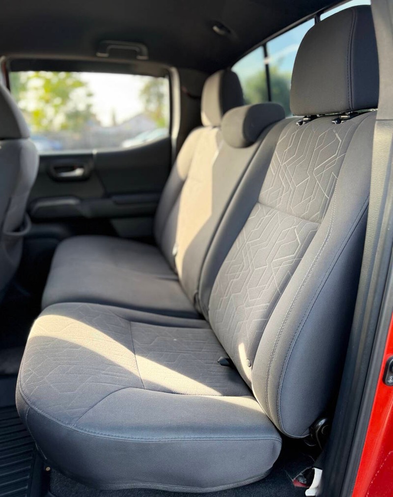 Toyota Tacoma Vehicle Full-screen Gallery Image 15
