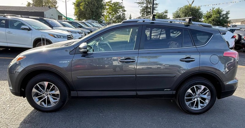 Toyota RAV4 Hybrid Vehicle Full-screen Gallery Image 06