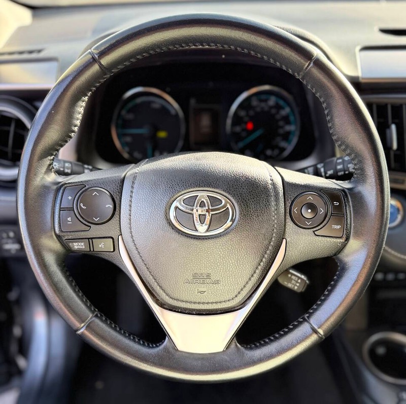 Toyota RAV4 Hybrid Vehicle Full-screen Gallery Image 12