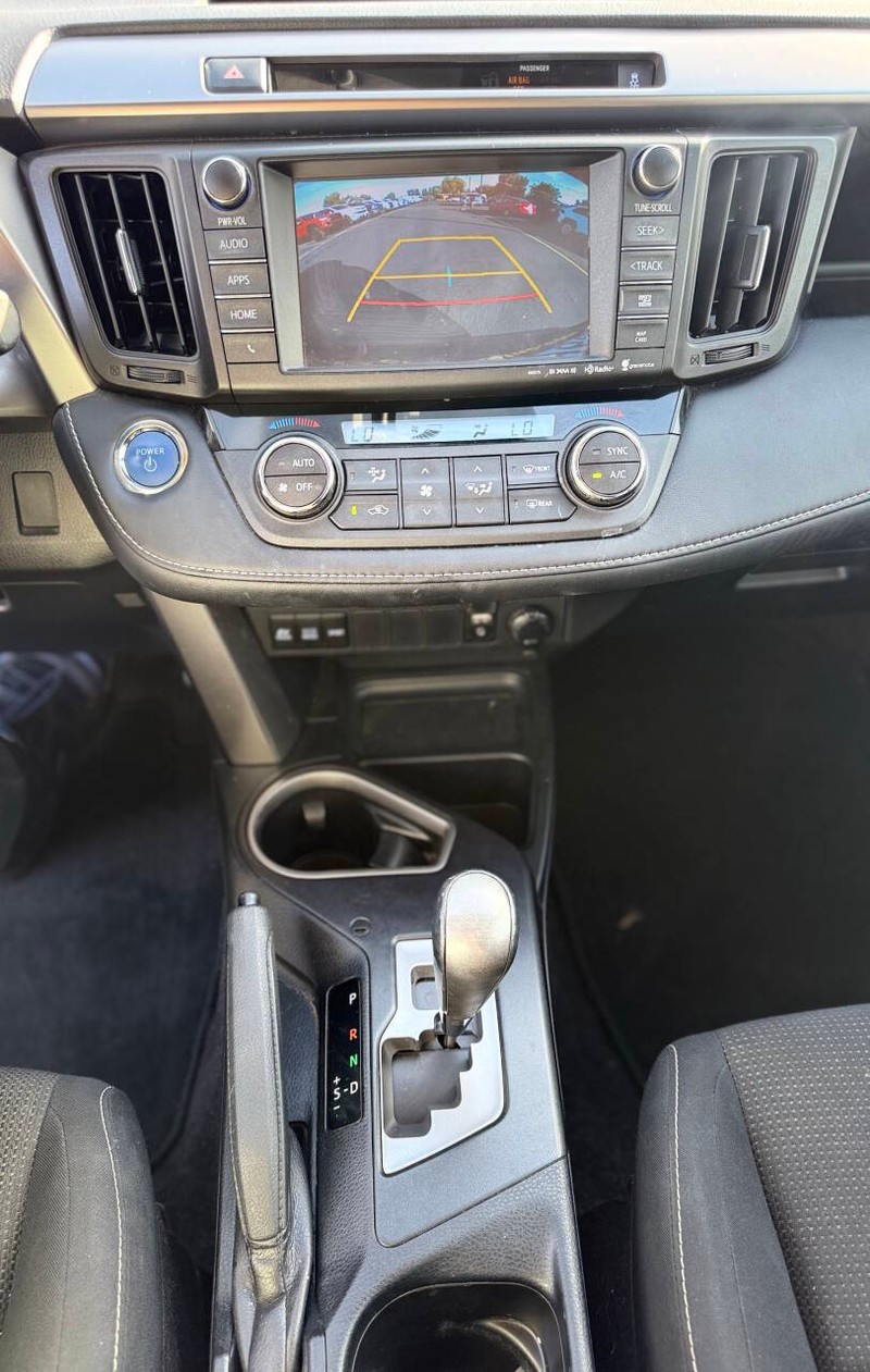 Toyota RAV4 Hybrid Vehicle Full-screen Gallery Image 13