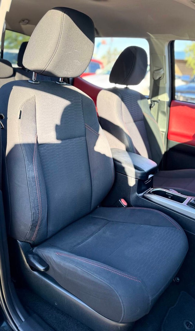 Toyota Tacoma Vehicle Full-screen Gallery Image 16