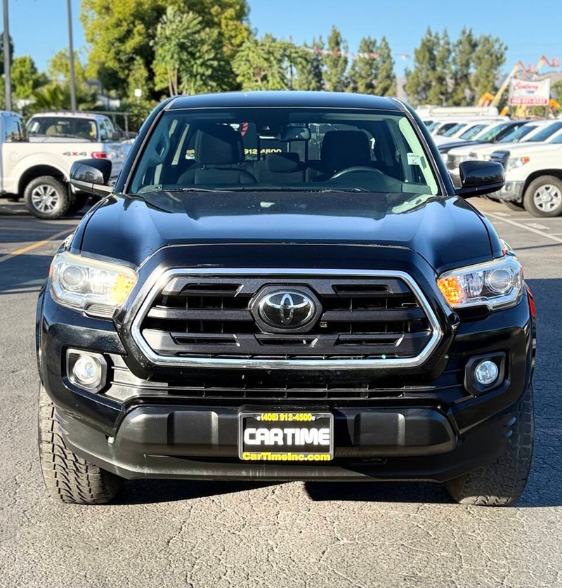 Toyota Tacoma Vehicle Full-screen Gallery Image 02